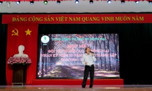 Trao thưởng cho đoàn viên thanh niên trong phong trào "Tấn sản phẩm mủ vượt".