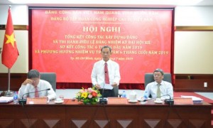 Anh Đoàn Quang Trọng (thứ 2 từ phải qua) đại diện Xí nghiệp nhận Giải thưởng Cao su Việt Nam năm 2019.