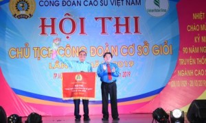 Lãnh đạo CĐ CSVN và CĐ Cao su Phú Riềng tặng quà cho CNLĐ. Ảnh: Vũ Phong