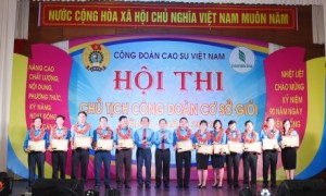 HLV Park Hang Seo được các cầu thủ U22 Việt Nam công kênh sau khi giành HCV SEA Games 2019. Ảnh: N.K