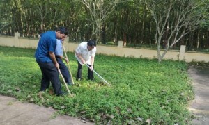 ĐVTN trao quà cho con công nhân Cao su Đồng Nai - Kratie. Ảnh: CTV