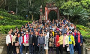 Đoàn CB.CNVC-LĐ TCT Cao su Đồng Nai chụp hình lưu niệm tại Đền Hùng tỉnh Phú Thọ.