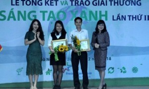 Hoàng Văn Cảnh - Trưởng nhóm đề tài sản xuất phân hữu cơ vi sinh từ nguồn chất thải, nhận giải nhì giải thưởng “Sáng tạo xanh” lần thứ 2 năm 2018.