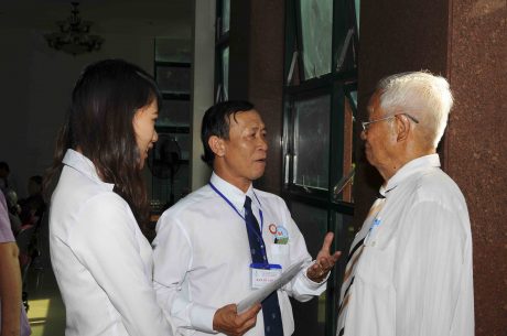 Anh Lê Văn Cường (ở giữa - đang trao đổi, thăm hỏi cán bộ hưu trí của TCT)