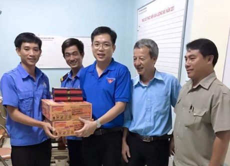 Anh Phan Huy Thành - Bí thư ĐTN Công ty TNHH MTV Cao su Bình Long tặng quà cho các tổ xung kích.
