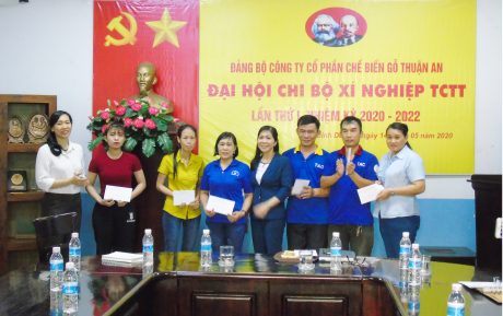 Bà Trương Thị Huế Minh-PCT Công đoàn Cao su Vn trao quà cho công nhân Công ty Cp Gỗ Thuận An
