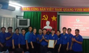 Các thành viên Câu lạc bộ Lý luận trẻ Cao su Dầu Tiếng tại lễ ra mắt ngày 20/6.