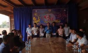Lãnh đạo CĐ Cao su Chư Prông tặng quà cho CN Công ty CPCS Chư Prông – Stung Treng.