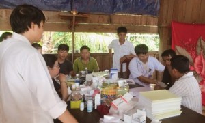 Các Bác sỹ Trung tâm y tế đang khám và tư vấn sức khỏe cho công nhân người Campuchia