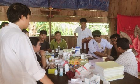 Các Bác sỹ Trung tâm y tế đang khám và tư vấn sức khỏe cho công nhân người Campuchia