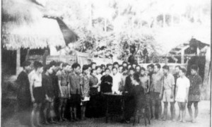 Cảnh chờ lương của phu cao su.