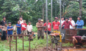 Đầu tư khoan giếng nước cho người dân vùng dự án cao su tại Lào. Ảnh: CTV