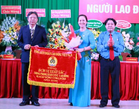 Công đoàn Cao su Đồng Phú nhận cờ thi đua xuất sắc của Tổng LĐLĐ VN.