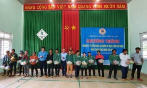 Trao quà cho công nhân.