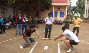 Các VĐV tham gia môn đẩy gậy.