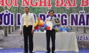 Ông Nguyễn Tiến Đức - Phó TGĐ VRG trao quyết định nghỉ hưu cho ông Mai Văn Tý