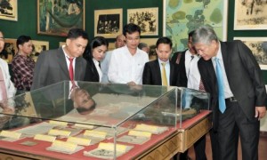 Đoàn công tác tham quan nhà truyền thống công nhân cao su TCT