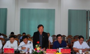 Ông Lê Khả Liễm - TGĐ Công ty TNHH MTV Cao su Kon Tum phát biểu tại buổi làm việc.
