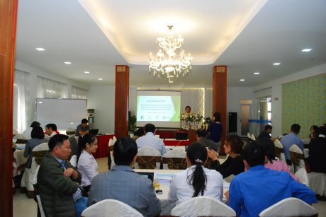 Các đại biểu về tham dự hội thảo