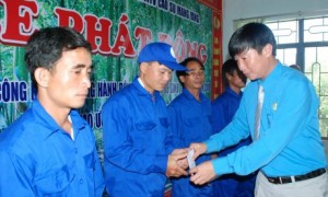 Lê Huy Phu – Chủ tịch Công đoàn Cao su Mang Yang tặng tiền hỗ trợ CN trong Tháng Công nhân năm 2018.