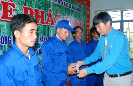 Lê Huy Phu – Chủ tịch Công đoàn Cao su Mang Yang tặng tiền hỗ trợ CN trong Tháng Công nhân năm 2018.