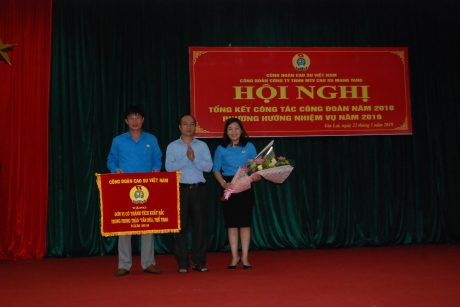 Phó CT CĐ CSVN Phan Tấn Hải tặng cờ thi đua xuất sắc cho CĐ công ty