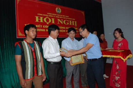 Phó Ban Tuyên giáo CĐ CSVN Trần Văn Hậu trao bằng khen cho các cá nhân có thành tích xuất sắc trong hoạt động CĐ