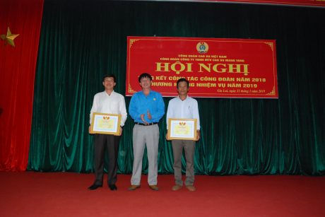 CT CĐ công ty Lê Huy Phú tặng thưởng cho 2 đơn vị về đích sớm