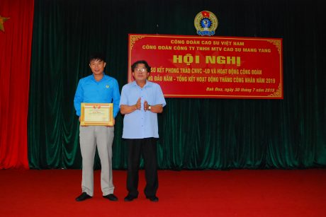 CT CĐ CSVN Phan Mạnh Hùng trao bằng khen cho CĐ công ty