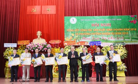 Đ/c Trương Hòa Bình – Ủy viên Bộ Chính trị, Phó Thủ tướng thường trực Chính phủ, trao Huân chương Lao động cho các cá nhân tại hội nghị. Ảnh: Vũ Phong