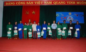 Lãnh đạo CĐ CSVN và Cao su Mang yang cùng nhau trao quà cho CN có hoàn cảnh khó khăn