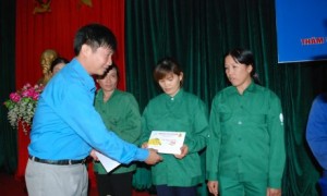 CT CĐ Công ty Lê Huy Phú tặng quà cho CN khó khăn trong dịp tết nguyên đán