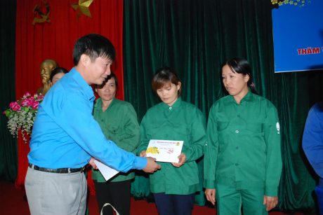 CT CĐ Công ty Lê Huy Phú tặng quà cho CN khó khăn trong dịp tết nguyên đán