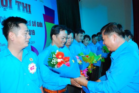 CT CĐ Công ty Lâm Xuân Lịch tặng hao chúc mừng các thí sinh đạt giải
