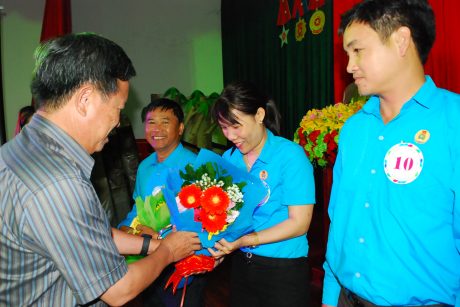 TGĐ công ty tặng hoa chúc mừng các thí sinh