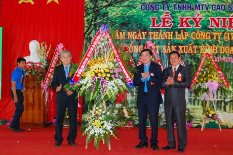 Chủ tịch Tổng LĐLĐ VN Bùi Văn Cường tặng hoa cho lãnh đạo công ty nhân dịp kỷ niệm 35 năm thành lập công ty