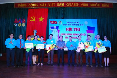 Lãnh đạo CĐ CSVN và Công ty Kon Tum trao thưởng cho các thí sinh