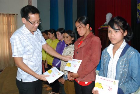 Phó Ban tuyên giáo CĐ CSVN Trần Văn Hậu trao quà cho CN Cao su Chư Prông
