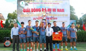 Lãnh đạo Cao su Sa Thầy (khối trưởng) và Chư Mom Ray (khối Phó) trao cờ và cúp vô địch cho đội cao su Chư Mom Ray