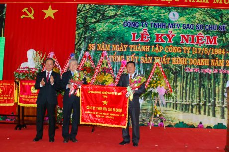 Chủ tịch Trần Ngọc Thuận trao cờ của VRG cho lãnh đạo công ty