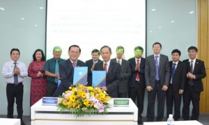Chủ tịch HĐQT VRG Trần Ngọc Thuận trao đổi biên bản ký kết hợp tác với GS. TS Nguyễn Đông Phong – Hiệu trưởng Đại học Kinh tế TP.HCM