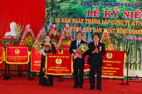 Chủ tịch CĐ CSVN Phan Mạnh Hùng trao cờ thi đua xuất sắc cho CĐ công ty