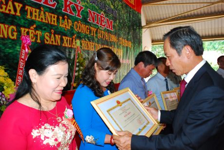 Chủ tịch HĐQT VRG Trần Ngọc Thuận trao bằng khen cho các cá nhân