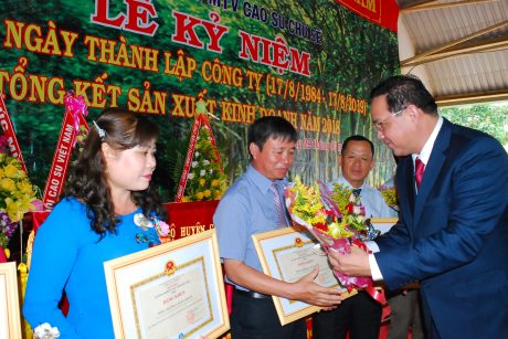 Phó TGĐ VRG Trương Minh Trung tặng hoa chúc mừng các cá nhân