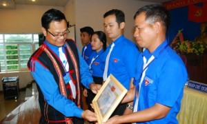 Anh Siu Rơma Sarry - Chủ tịch Hội LHTN công ty trao thưởng cho các cá nhân