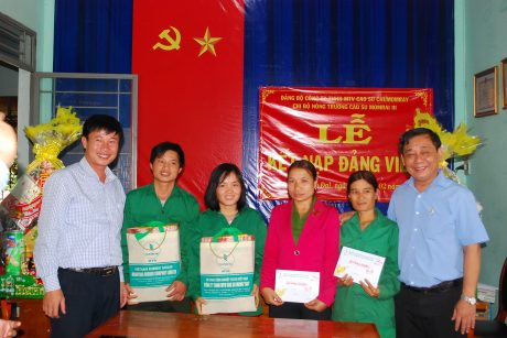 Ông Trương Minh Tiến (phải) - TGĐ  và ông Lê Huy Phu - Chủ tịch công đoàn Cao su Mang Yang trao quà cho công nhân của Nông trường Mo Rai 2 và 3.