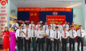 Lãnh đạo huyện ủy Ia H'drai và Cao su Mang Yang chúc mừng đoàn đại biểu công ty đi dự Đại hội cấp trên