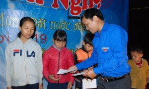 Đại diện Xã Đoàn Ia Nhin tặng quà cho các cháu