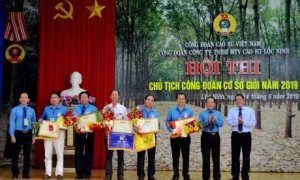 Đại diện lãnh đạo CĐ CSVN và CĐ Cao su Lộc Ninh trao giải thưởng cho các thí sinh.