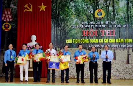 Đại diện lãnh đạo CĐ CSVN và CĐ Cao su Lộc Ninh trao giải thưởng cho các thí sinh. 